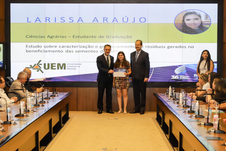 Aluna da UEM ganhou o Prêmio Paranaense de Ciência de Tecnologia em 2023 -Foto: Roberto Dziura Jr/AEN