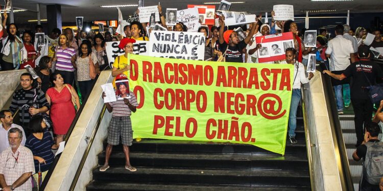 Absolvição de PMs que mataram mulher em 2014 gera protesto no Rio