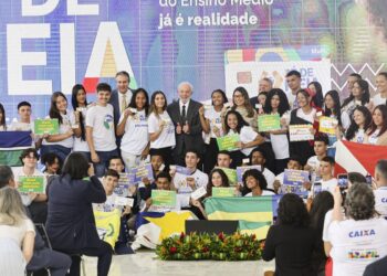 Brasil tem eterna dívida com a educação, diz Lula