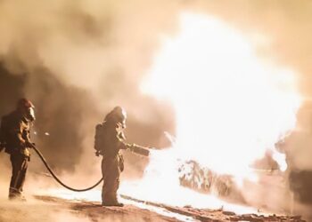 Caminhão-tanque tomba e incendeia casas em Belo Horizonte