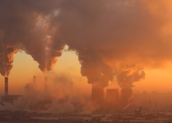 Cidades - poluição - Fábricas - poluição do ar - complexo industrial - Indústrias liberam fumaça no ambiente
