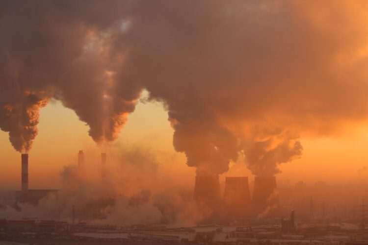 Cidades - poluição - Fábricas - poluição do ar - complexo industrial - Indústrias liberam fumaça no ambiente