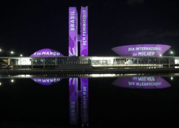O Congresso Nacional recebe iluminação roxa e projeção de frases e imagens especiais em comemoração ao Dia Internacional da Mulher