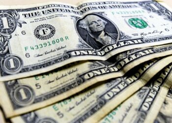 Dólar: moeda está cotada a R$ 4,98
