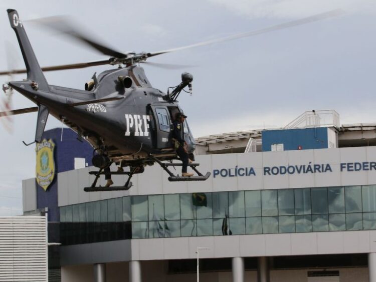 Segurança - policiais - Polícia Rodoviária Federal - A Polícia Rodoviária Federal (PRF) apresenta realizações e investimentos da instituição nas diversas áreas em que atua.