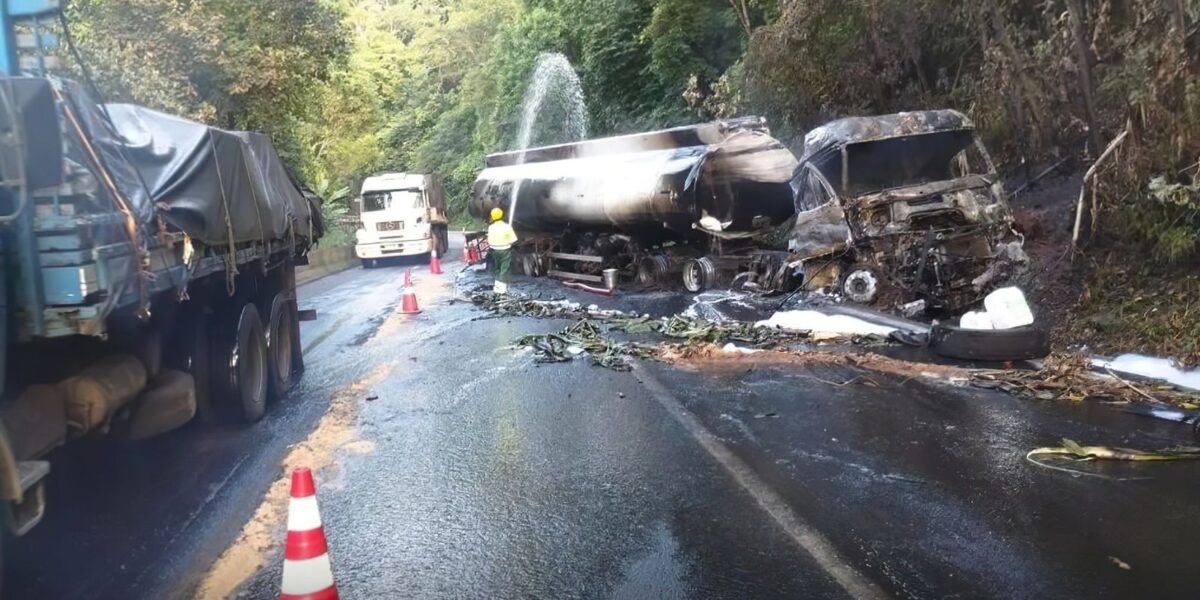 Motoristas enfrentam engarrafamento na descida para a baixada santista