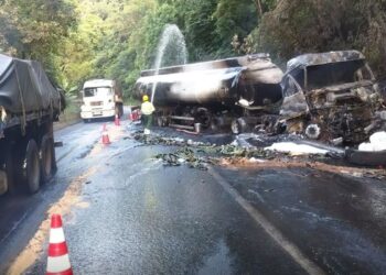 Motoristas enfrentam engarrafamento na descida para a baixada santista