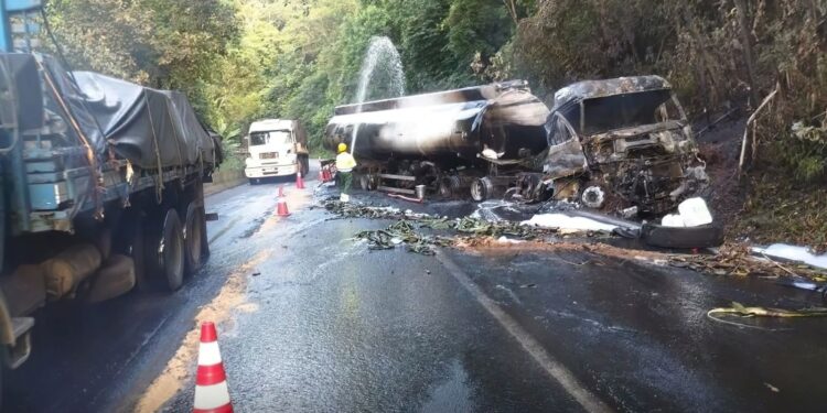 Motoristas enfrentam engarrafamento na descida para a baixada santista