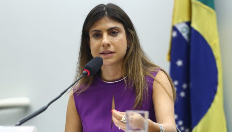 Camila Jara fala durante reunião de comissão