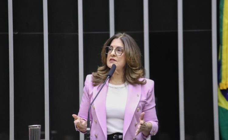 Rogéria Santos discursa na tribuna do Plenário