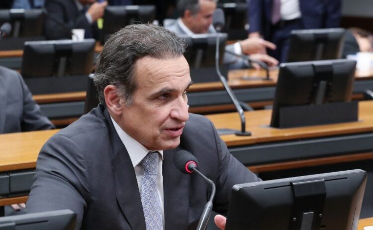 Deputado Hugo Leal (PSD-RJ) fala em comissão da Câmara dos Deputados