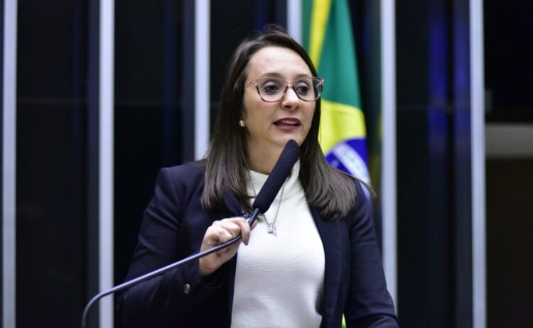 Renata Abreu discursa na tribuna do Plenário