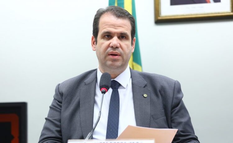 Deputado Aureo Ribeiro (Solidariedade-RJ) em comissão da Câmara dos Deputados