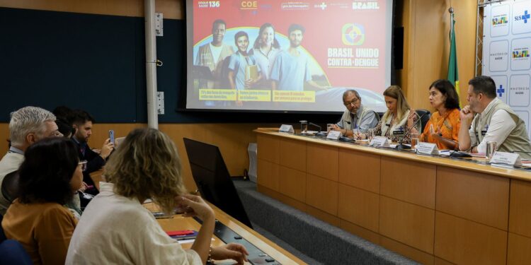 Saúde anuncia R$ 300 milhões para compra de medicamentos contra dengue