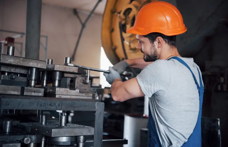 Setor de máquinas e equipamentos registra alta na receita em fevereiro