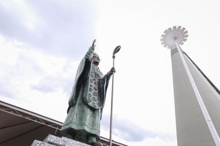 Estátua de dom Jaime ao lado da Catedral