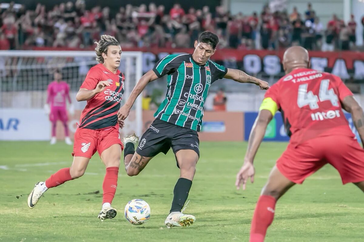 O Maringá FC pressionou todo o tempo, mas esbarrou no goleiro Bento Foto: MFC