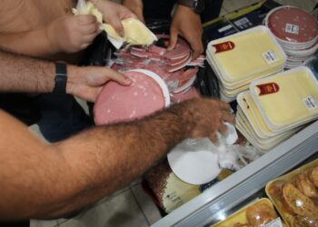 Produtos irregulares são apreendidos em supermercado de Maringá - Foto: Andye Iore/Procon