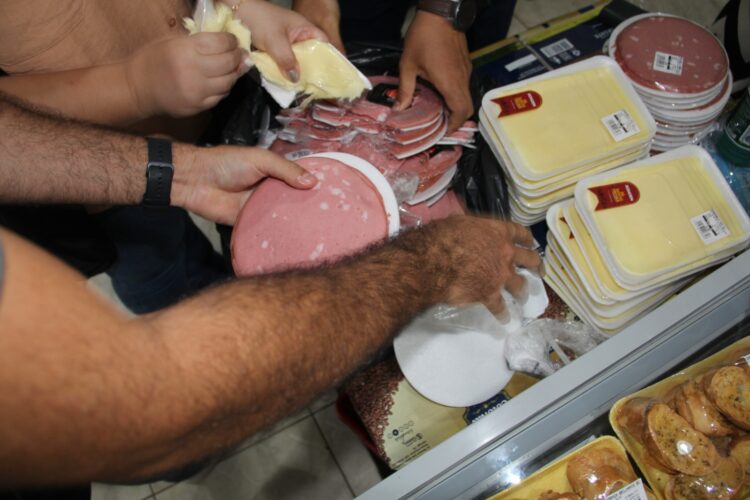 Produtos irregulares são apreendidos em supermercado de Maringá - Foto: Andye Iore/Procon