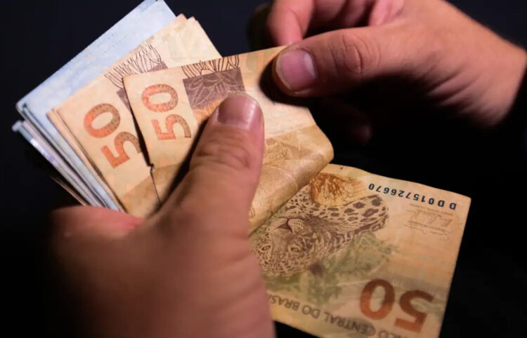 Salário mínimo pode ser reajustado para R$ 1.502 em 2025