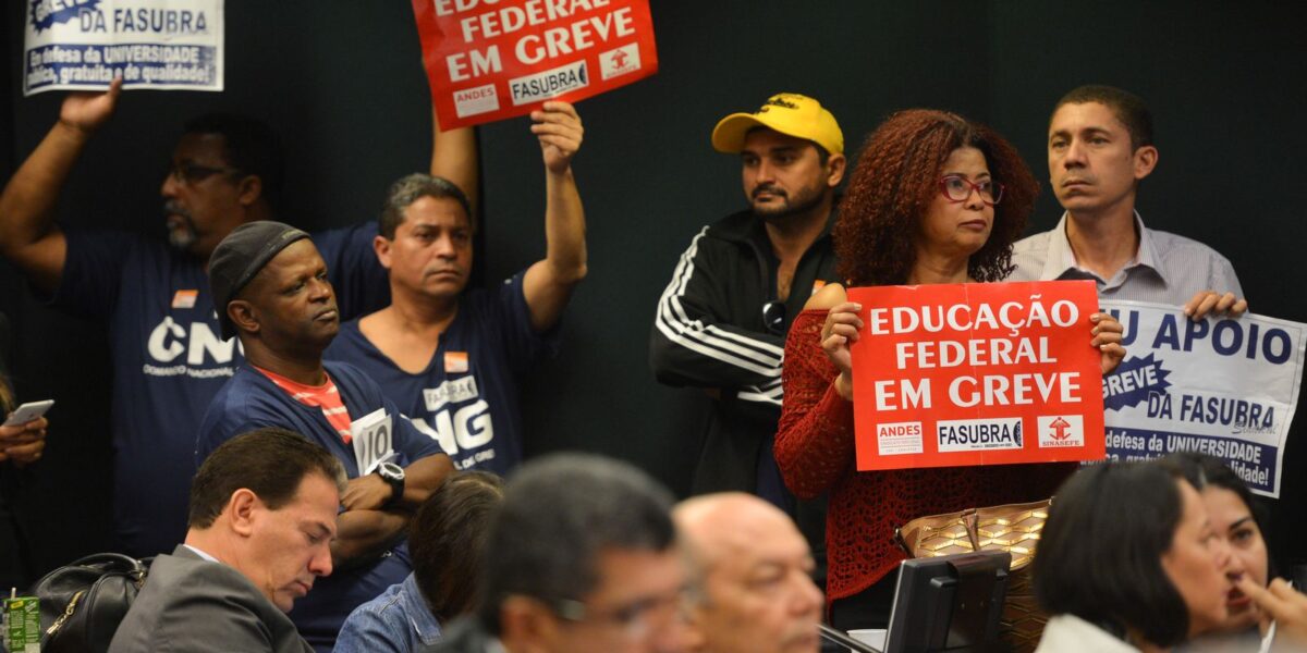 Servidores federais de educação iniciam greve na quarta-feira