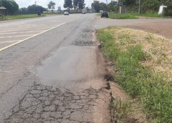 Velhos problemas com vias irregulares e buracos voltam ao Contorno Sul - Foto: Gabriel Tazinasso