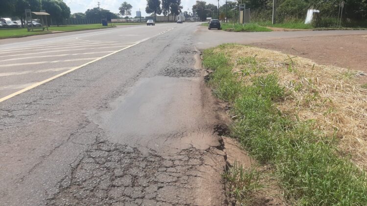 Velhos problemas com vias irregulares e buracos voltam ao Contorno Sul - Foto: Gabriel Tazinasso