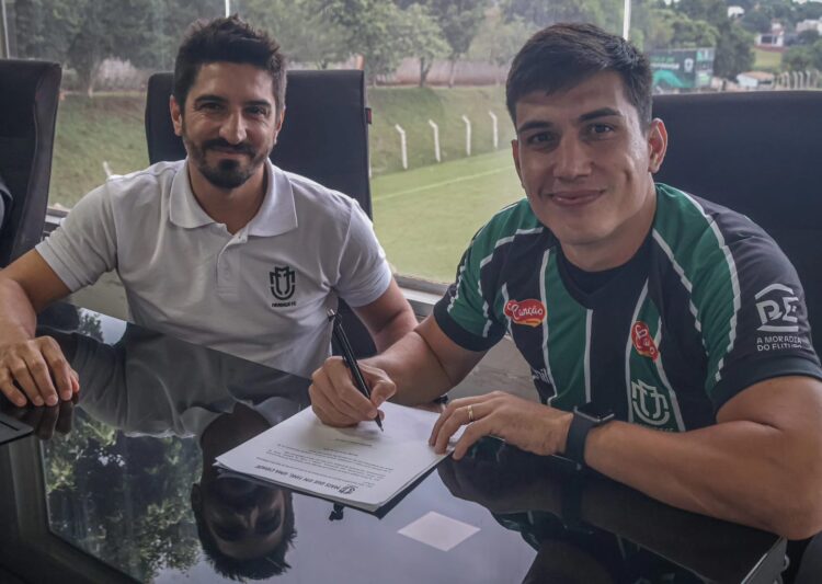 Léo Costa assina contrato com o MFC par disputas do Brasileiro Série D. Foto: Rodrigo Araújo/Maringá FC.