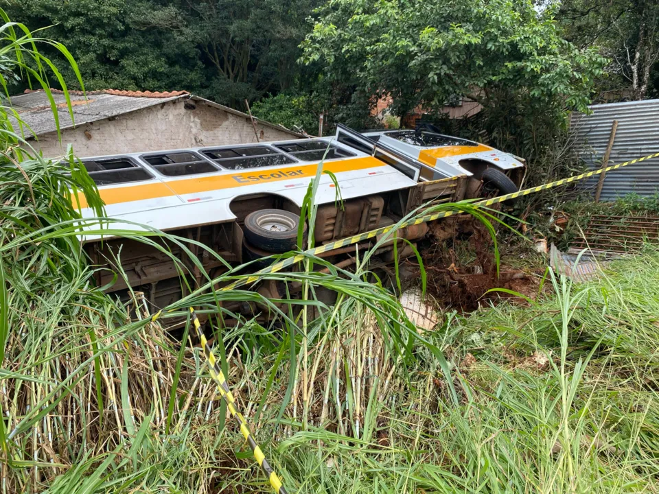 ônibus escolar de Apucarana tomba com 28 estudantes
