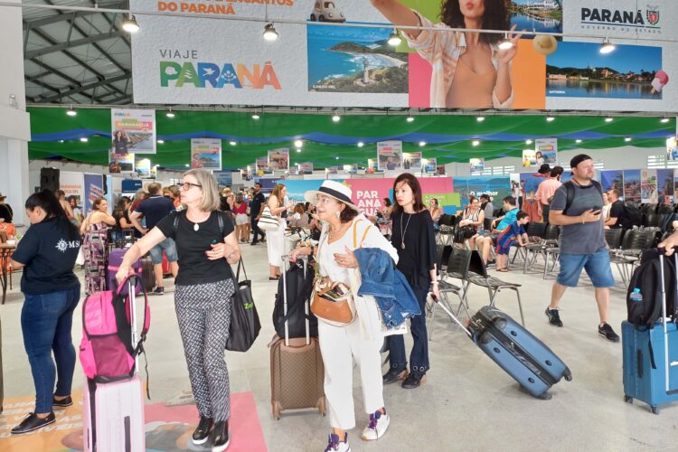 Número de turistas estrangeiros sobe 74% só em março no Paraná - Foto:  SETU-PR