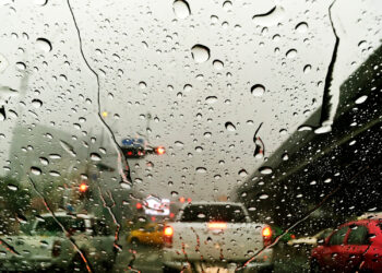 Uso de faróis são essenciais em dias de chuva, alerta gerente de Trânsito - Foto: Ilustrativa/Freepik