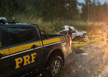 corolla bate em carreta e motorista morre