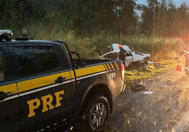 corolla bate em carreta e motorista morre