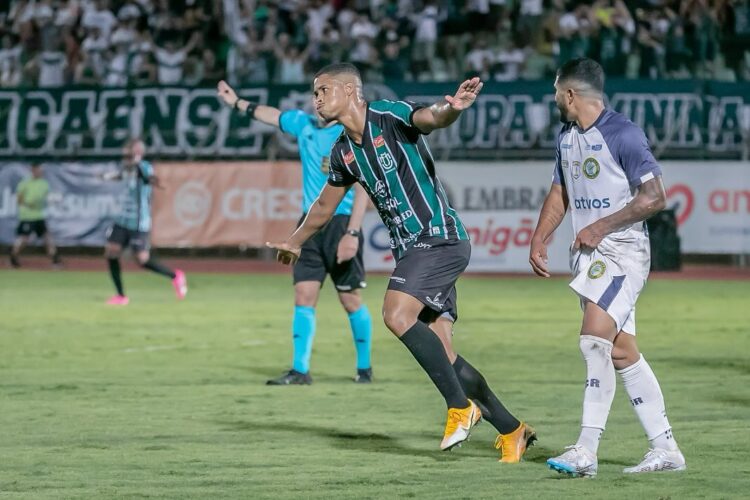 Maringá FC vence o Costa Rica com gols de zagueiro
