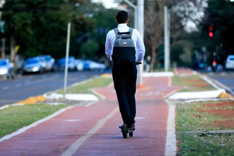 Segundo o Código Brasileiro, os patinetes não são considerados veículos - Foto: Arquivo/PMM