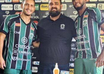 Léo Ceará, meia, Thiago Reinis, diretor de futebol e Maranhão, atacante. Rodrigo Araújo/Maringá FC.