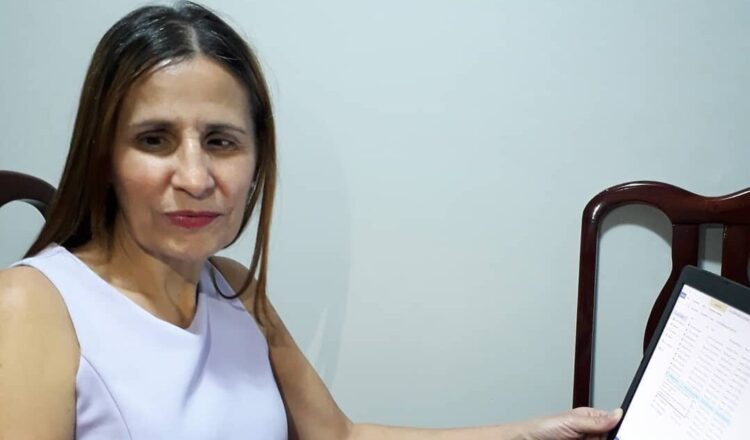 Servidora Ana Cármen, Agência do Trabalhador, é homenageada pela Câmara