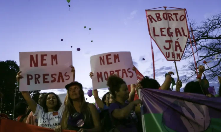 Manifestações contra projeto que equipara aborto a homicídio