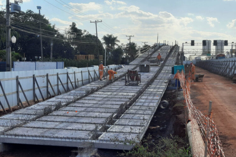 Novos viadutos de Sarandi estão recebendo alças de acesso - Foto: DER/PR