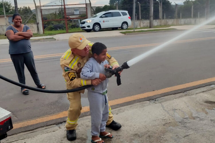 Paixão pelos bombeiros surgiu ao ouvir o som das sirenes das viaturas e do barulho da água - Foto: Ivanilda Drozdek