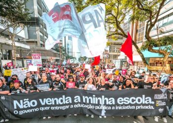 Professores encerram greve