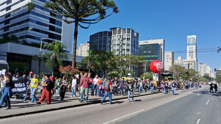 manifestantes ocupam Assembleia Legislativa