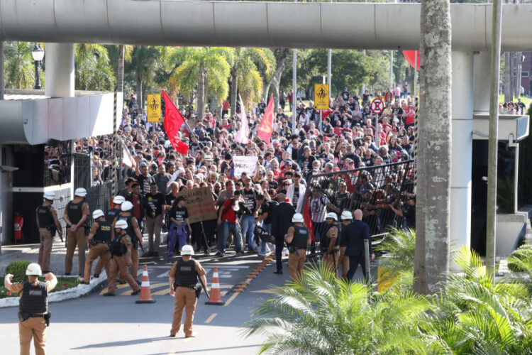 com 39 a 13, deputados aprovam projeto que terceiriza escolas públicas