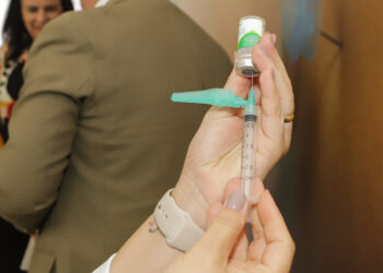 Menos da metade das vacinas de gripe disponíveis foram aplicadas no Paraná - Foto: Roberto Dziura Jr/AEN