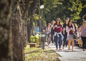 Estudantes tem até 23h59 para se inscreverem nos vestibulares da UEM - Foto: UEM