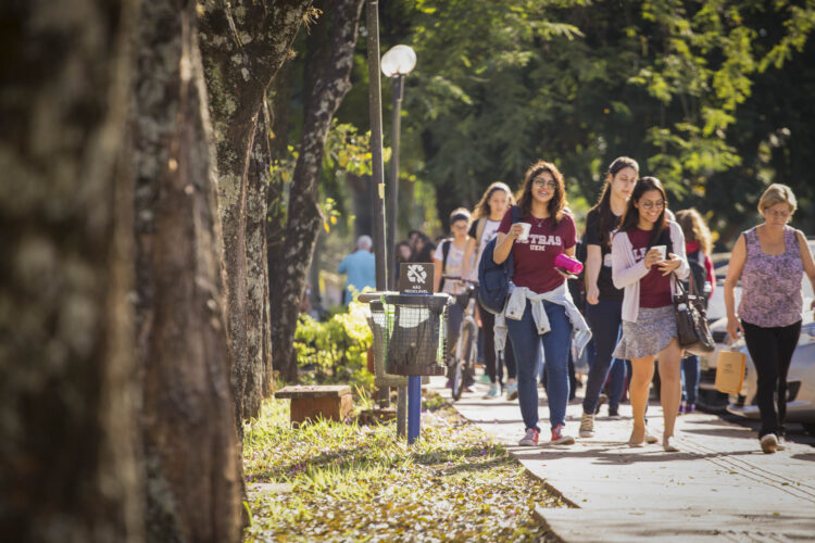 Estudantes tem até 23h59 para se inscreverem nos vestibulares da UEM - Foto: UEM