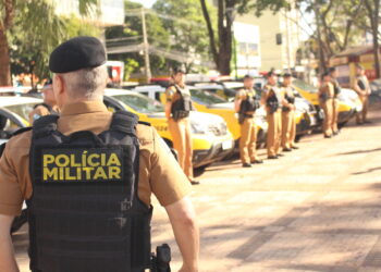 Policiais militares se concentram na praça Raposo Tavares na manhã de hoje, 25 (Crédito: Cristiano Martinez)