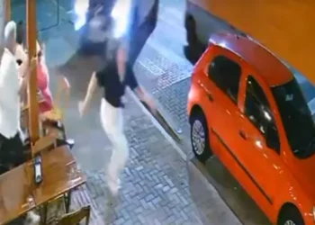 Caminhonete invade restaurante e mata duas mulheres