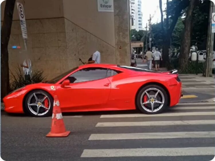 Ferrari guinchada em Maringá por estacionar em local proibido