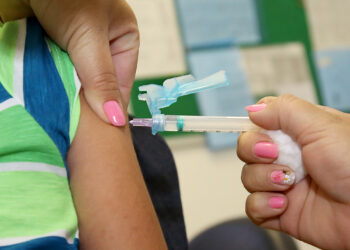 Sesa alerta para, principalmente quem for viajar nas férias se vacinar - Foto: Jaelson Lucas/AEN